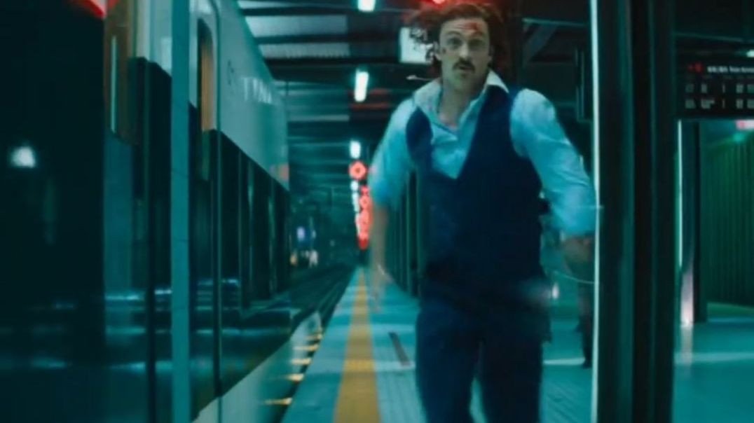 ⁣Man Chasing Train And Getting Inside